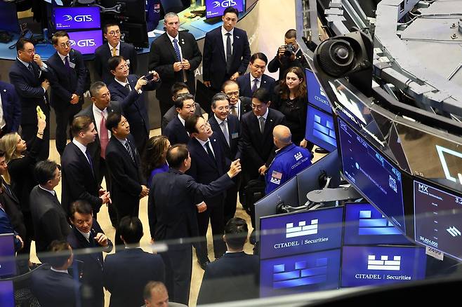 이재명 대통령이 25일(현지 시간) 미국 뉴욕 증권거래소를 방문해 거래소를 둘러보고 있다. 뉴욕=송은석 기자 silverstone@donga.com