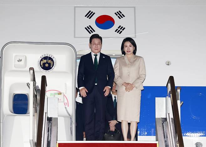 유엔 총회와 순방 일정을 마친 이재명 대통령이 26일 경기 성남 서울공항에 도착해 김혜경 여사와 공군 1호기에서 내리고 있다. 성남=뉴시스