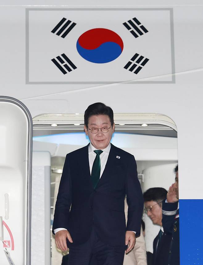 유엔 총회와 순방 일정을 마친 이재명 대통령이 26일 경기 성남 서울공항에 도착해 공군 1호기에서 내리고 있다. 성남=뉴시스