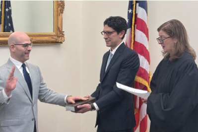 9월 16일 연준 이사로 취임한 스티븐 미란(왼쪽)백악관 국가경제자문위원회 위원장이 관례를 깨고연방 순회법원 판사를 불러 취임 선서를 해,제롬 파월 의장의 권위를 무시했다는 논란을일으켰다. /사진 미 연방준비제도