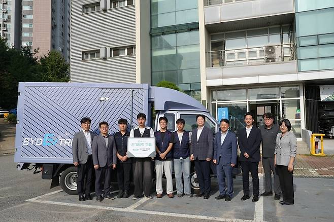 GS글로벌이 미래 자동차산업 인재 양성을 위해 대림대에 BYD T4K 를 기증했다.