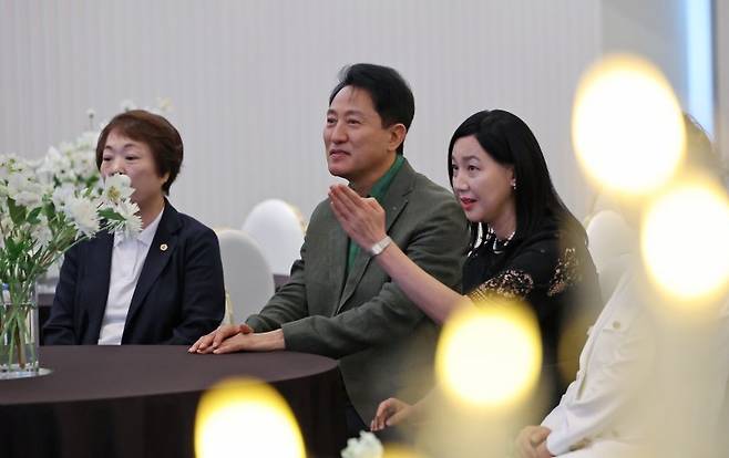 오세훈 서울시장이 지난 8월 23일 서울 동작구 서울여성플라자에 마련된 공공예식장 '피움서울'을 둘러보고 있다. 피움서울은 서울여성플라자 내 국제회의장을 전면 리모델링해 조성한 공공예식장으로, 예비부부 또는 예비부부 부모 중 한 명이라도 서울시에 거주하거나 생활권자에 해당하는 경우 별도 대관료와 보증 인원 없이 예식을 올릴 수 있다. 뉴스1
