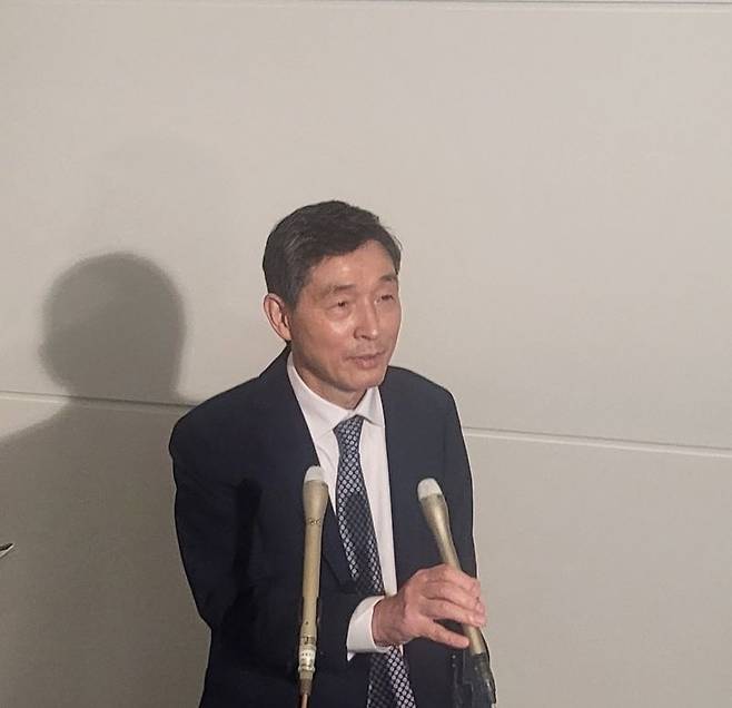 이혁 신임 주일 한국대사가 26일 일본 도쿄 하네다공항에서 취재진들의 질문에 답하고 있다.사진=서혜진 도쿄특파원