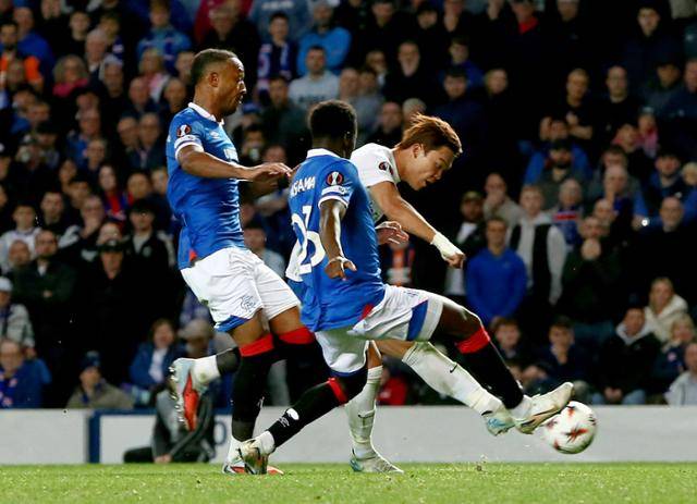 헹크의 공격수 오현규가 2025~26시즌 UEL 리그 페이즈 1차전 레인저스와 경기에서 후반 10분 결승골로 이어지는 슈팅을 때리고 있다. 글래스고=AP 뉴시스