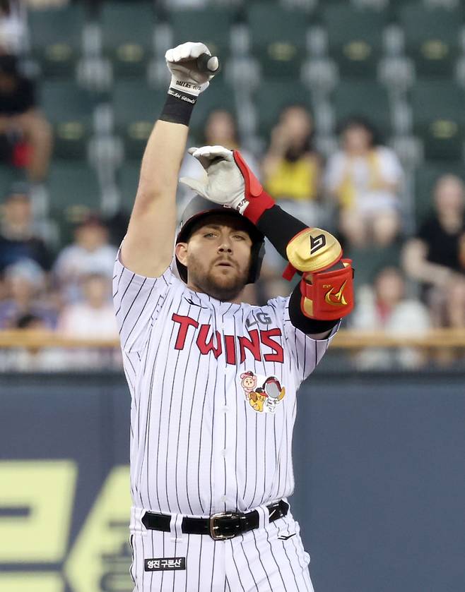 6일 오후 잠실야구장에서 열린 2025 프로야구 두산과 LG 경기. LG 오스틴이 4회 2루타를 날리고 기뻐하고 있다. 잠실=정시종 기자 capa@edaily.co.kr /2025.08.06.