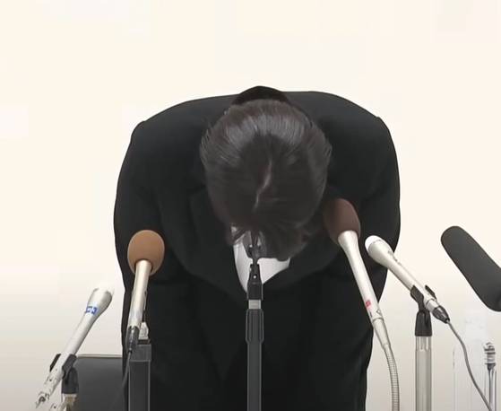 오가와 아키라 마에바시시 시장이 지난 24일 군마현 마에바시시에서 기자회견을 열고 고개를 숙이고 있다. 사진 유튜브 캡처