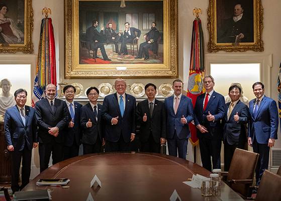 도널드 트럼프 미국 대통령이 지난 7월 30일(현지시간) 워싱턴 DC 백악관에서 한국 정부 인사들과의 무역 협상에 합의한 뒤 엄지손가락을 치켜세우며 기념 촬영을 하고 있다. 왼쪽부터 최지영 기획재정부 국제경제관리관, 하워드 러트닉 미 상무장관, 여한구 통상교섭본부장, 김정관 산업통상자원부 장관, 트럼프 대통령, 구윤철 부총리 겸 기획재정부 장관, 제이미슨 그리어 미국무역대표부 대표, 스콧 베센트 미 재무장관, 박정성 무역투자실장, 마코 루비오 미 국무장관. 사진 백악관 엑스(X)