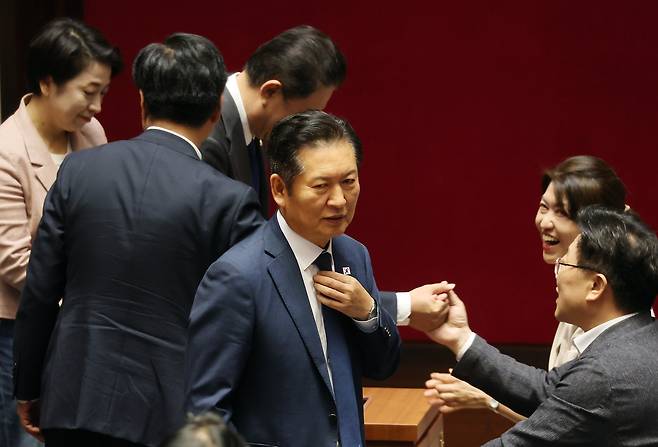 더불어민주당 정청래 대표가 26일 서울 여의도 국회 본회의에서 정부조직법 개정안에 대한 필리버스터 종결 동의를 표결하는 투표를 한 뒤 이동하고 있다. 연합뉴스