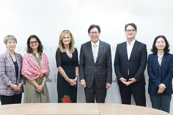 (왼쪽부터) 엠피에이 코리아 손보영 대표, 엠피에이 아시아태평양 얼밀라 베누고팔란 대표, 엠피에이 게일 맥키넌 수석부회장, 박형준 부산시장, 부산영상위원회 강성규 운영위원장, 부산시 최은영 영상콘텐츠산업과장