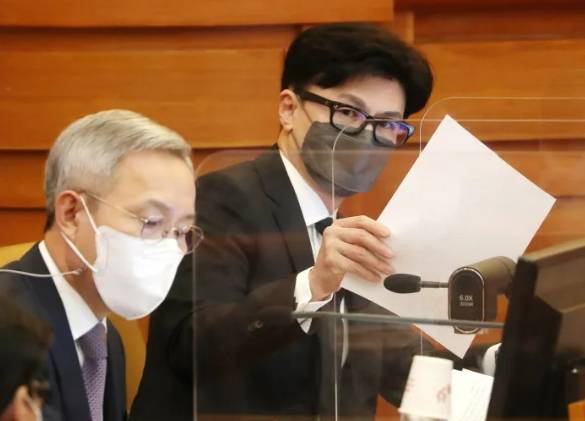 한동훈 법무부 장관이 2022년 9월27일 서울 종로구 헌법재판소에서 ‘검찰 수사권 축소법’ 권한쟁의심판 사건의 공개변론을 하기 전 자료를 살펴보고 있다. 연합뉴스