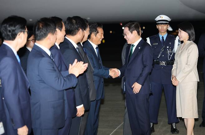 유엔총회와 순방일정을 마친 이재명 대통령이 26일 경기 성남 서울공항에 도착해 정청래 더불어민주당 대표와 악수하고 있다. 대통령실사진기자단