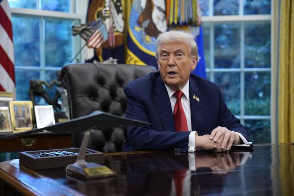 도널드 트럼프 미국 대통령이 25일 백악관 사무실에서 행정명령에 서명하면서 연설을 하고 있다. EPA=연합뉴스