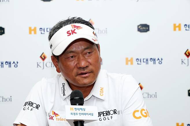 25일 개막한 KPGA투어 현대해상 최경주 인비테이셔널에 호스트 겸 선수로 출전한 최경주가 공식 기자회견에서 질문에답하고 있다. KPGA