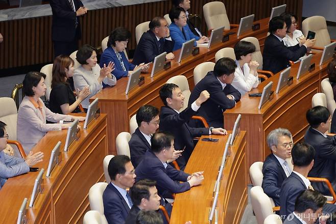 (서울=뉴스1) 신웅수 기자 = 26일 서울 여의도 국회에서 열린 제429회국회(정기회) 9차 본회의에서 검찰청 폐지를 골자로 한 정부조직법 개정안이 통과되자 김용민 의원을 비롯한 더불어민주당 의원들이 환호하고 있다. 검찰청 폐지를 골자로 한 정부조직법 개정안이 국회를 통과하면서 1948년 8월 정부 수립과 함께 설치된 검찰청은 78년 만에 간판을 내리게 된다. 2025.9.26/뉴스1 Copyright (C) 뉴스1. All rights reserved. 무단 전재 및 재배포, AI학습 이용 금지. /사진=(서울=뉴스1) 신웅수 기자