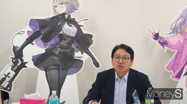 백영훈 스마일게이트 메가포트 대표가 25일 일본 도쿄 마쿠하리 멧세 도쿄게임즈 2025에서 자사의 청사진을 밝히고 있다. /사진=양진원 기자