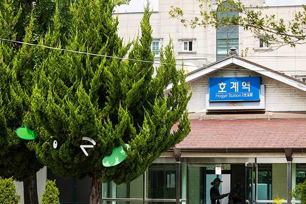 오는 9월 23일 호계역에서 이라는 제목의 전시가 열린다. 정만영 작가는 여기에 호계역 주변에서 나는 소리를 소재로 전시에 참여한다.