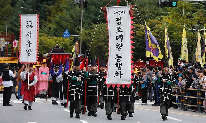 지난해 열린 정조대왕 능행차 화성시 구간 행사에서 시민들이 조선시대 능행차를 재현하고 있다. 화성시 제공