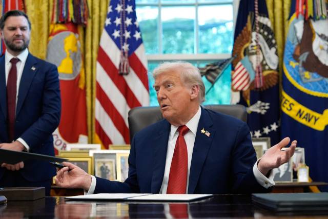 도널드 트럼프 미국 대통령이 25일(현지 시간) 백악관에서 행정명령에 서명한 후 기자들의 질문에 답하고 있다. AP연합뉴스