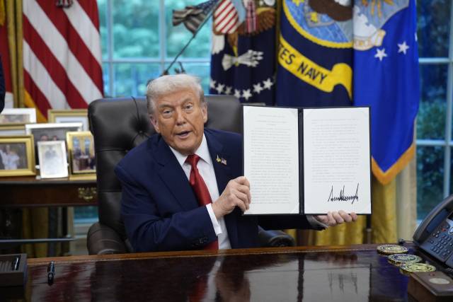 도널드 트럼프 미국 대통령이 25일(현지시간) 미국 워싱턴DC 백악관 대통령 집무실에서 행정명령에 사인한 뒤 내용을 설명하고 있다. EPA연합뉴스
