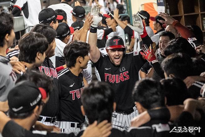 LG 오스틴(가운데)은 25일 울산 롯데와 원정경기에서 4번타자 1루수로 선발출전해 홈런포를 포함 5타점으로 선두 수성에 힘을 보탰다. 사진제공|LG 트윈스