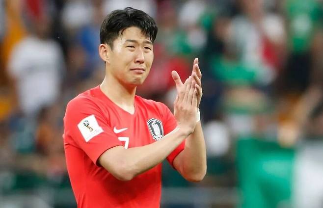 ▲ 유로파리그 우승을 일군 21세기 아시아 축구 '아이콘’ 손흥민이 명단에서 낙마했다. 아시아축구연맹(AFC)이 공개한 올해의 국제선수상 후보 발표에서 손흥민이 예상 밖으로 탈락한 가운데 한국 축구는 이강인 단 한 명만 생존에 성공해 팬들에게 충격을 안겼다. ⓒ '미러' 홈페이지 갈무리