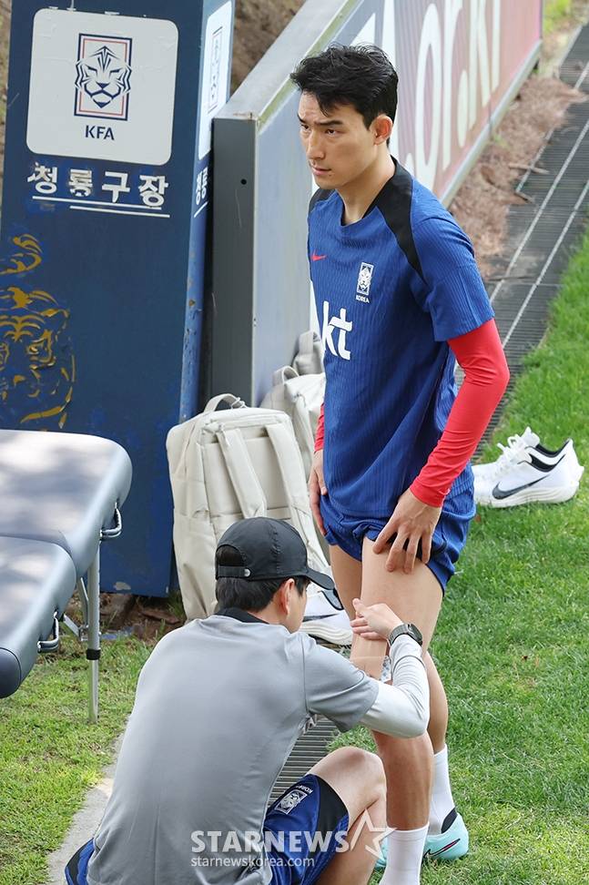 한국 축구대표팀이 2026 FIFA 북중미 월드컵 3차 예선 쿠웨이트와 조별리그 최종전을 앞두고 지난 6월 파주 NFC에서 훈련을 진행했다. 조유민이 훈련에 앞서 테이핑을 하고 있다. /사진=김진경 대기자