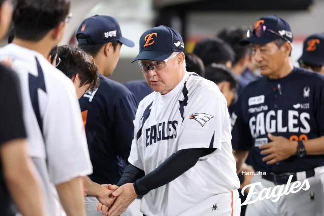 한화 김경문 감독(가운데). /사진=한화 이글스 제공