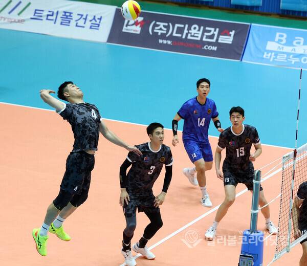 국군체육부대 손준영이 후위공격을 하는 모습.