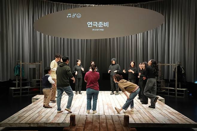 연극 <젤리피쉬>의 포용적 오프닝 장면. 서로의 불안을 낮추고 연대하기 위해 각자의 상태를 인식하고 이해하는 ‘체크인 체크아웃’을 일상화했다. 국립극단 제공