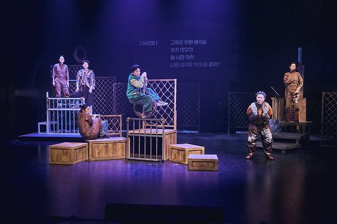 연극 <해리엇>은 수어통역이 작품 안에 스며들어 퍼포먼스와 안무로 미학적 재해석을 거듭한 작품이다. 강동문화재단 제공