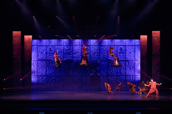 뮤지컬 <노트르담 드 파리: 프렌치 오리지널>은 여러 인종이 섞인 앙상블의 아크로바틱과 군무가 작품의 백미다. 마스트인터내셔널 제공