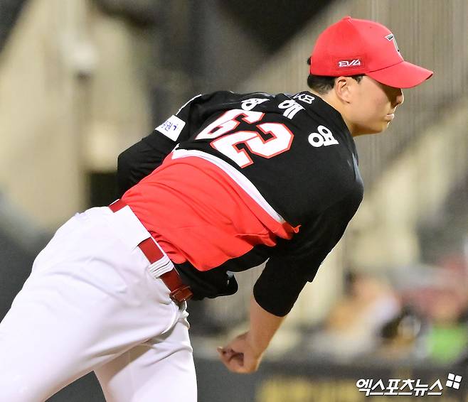 13일 오후 서울 송파구 잠실야구장에서 열린 '2025 신한 SOL Bank KBO리그' KIA 타이거즈와 LG 트윈스의 경기, 9회말 KIA 정해영이 공을 힘차게 던지고 있다. 엑스포츠뉴스 DB