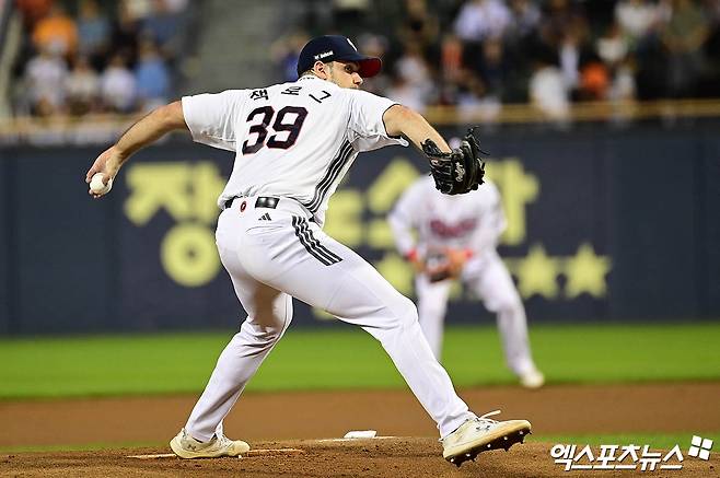 두산 베어스 에이스 잭 로그가 25일 서울 잠실야구장에서 열린 2025 신한 SOL Bank KBO리그 한화 이글스와의 팀 간 16차전에 선발등판, 8이닝 4피안타 1볼넷 9탈삼진 무실점으로 승리투수가 됐다. 사진 박지영 기자