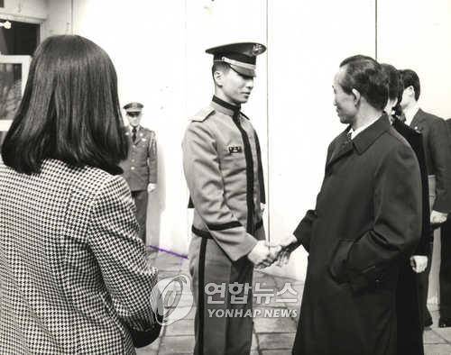 육사에 입학한 박정희 대통령의 아들 지만 박정희 대통령이 1977년 육사(37기)에 입학한 생도 박지만과 악수하는 모습. (저작권자 ⓒ 2000 연합뉴스.무단전재 금지)