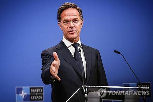 마르크 뤼터 나토 사무총장 (브뤼셀 AFP=연합뉴스 자료사진) 2025년 9월 12일 브뤼셀의 나토 본부에서 러시아 드론의 폴란드 영공 침범에 대해 기자회견을 하는 마르크 뤼터 나토 사무총장. (Photo by Simon Wohlfahrt / AFP) 2025.9.26.