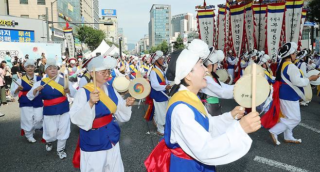 ▲ 인천 부평구 지역 대표 문화축제 '부평풍물대축제'가 축제의 문을 열었다. 27일 인천 부평구 부평대로 일대에서 풍물단원들이 개막 길놀이를 하고 있다. /양진수기자photosmith@incheonilbo.com