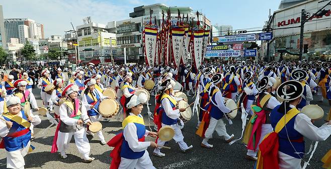 ▲ 인천 부평구 지역 대표 문화축제 '부평풍물대축제'가 축제의 문을 열었다. 27일 인천 부평구 부평대로 일대에서 풍물단원들이 개막 길놀이를 하고 있다. /양진수기자photosmith@incheonilbo.com