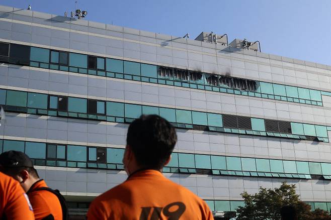 국가정보자원관리원 대전본원 전산실 화재가 노후 배터리를 지하실로 옮기는 과정에서 발생해 전산실 온도가 한때 160도까지 치솟은 것으로 조사됐다. (사진=임병안 기자)