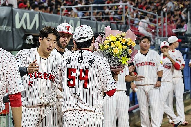 프로야구 KIA타이거즈의 양현종이 27일 광주-기아챔피언스필드에서 열린 '2025 신한 SOL BANK KBO 정규시즌' NC다이노스와 경기에서 6이닝 2실점 퀄리티스타트 피칭을 했다. 이날 투구로 양현종은 KBO리그 최초로 11년 연속 150이닝을 투구한 투수가 됐다. KIA구단 제공.