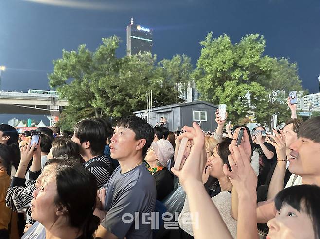 27일 오후 ‘서울세계불꽃축제 2025’가 열린 서울 여의도 한강공원 일대에서 불꽃이 밤하늘을 수놓자 시민들이 넋을 놓고 쳐다보고 있다. (사진=박원주 수습기자)