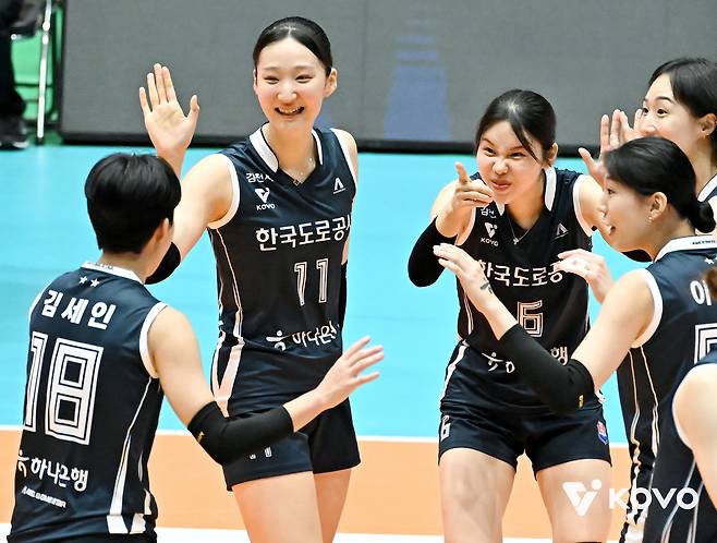 도로공사가 GS칼텍스를 꺾고 KOVO컵 결승전에 진출했다.(KOVO제공)