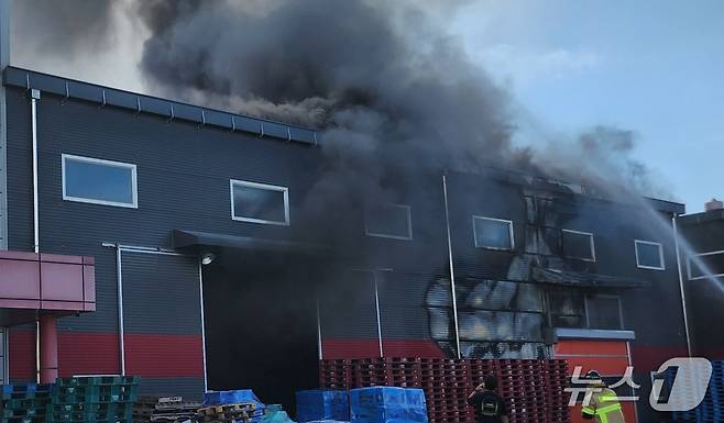 27일 오전 10시 30분쯤 강원 춘천시 퇴계동 소재 퇴계농공단지의 한 공장에서 발생한 화재가 51분 만인 오전 11시 21분쯤 진화됐다. (독자 제공. 재판매 및 DB금지) 2025.9.27/뉴스1