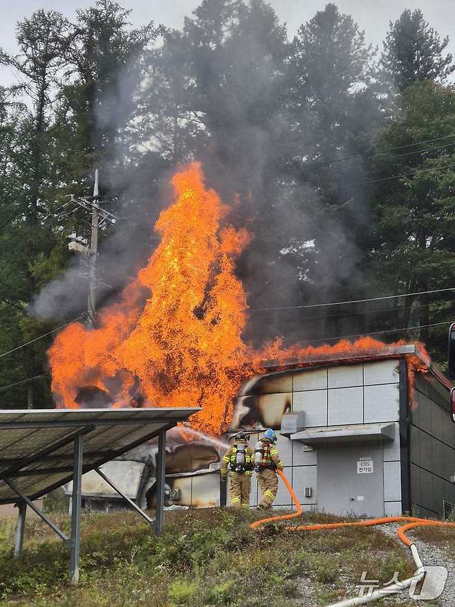27일 오후 2시 38분쯤 강원 태백시 문곡동의 한 창고에서 원인이 알려지지 않은 불이 나 1시간 45분 만인 오후 4시 23분쯤 진화됐다. (강원도소방본부 제공. 재판매 및 DB금지) 2025.9.27/뉴스1