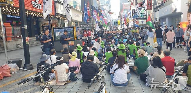 27일 오후 부산 서면 하트조형물에서 열린 기후정의행진 집회에서 참가자들이 집결해 있다. 2025.9.27/뉴스1 ⓒ News1 김태형 기자