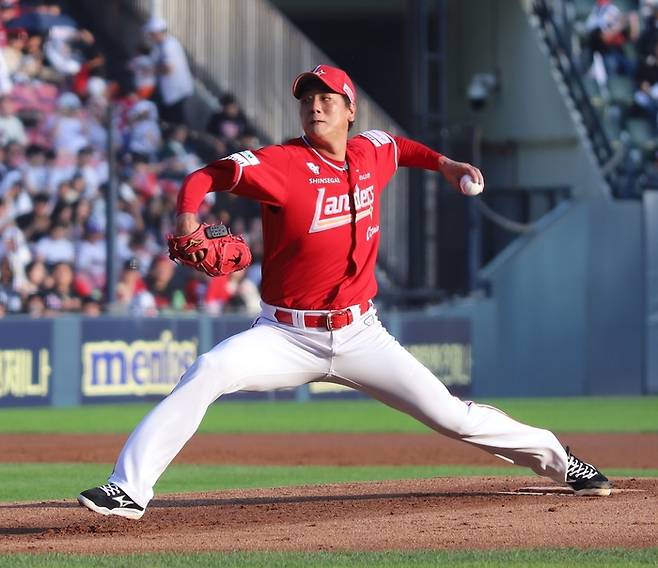 SSG 김광현이 27일 잠실구장에서 열린 2025 KBO리그 두산과 경기에 선발 등판해 역투하고 있다. 사진 | SSG 랜더스