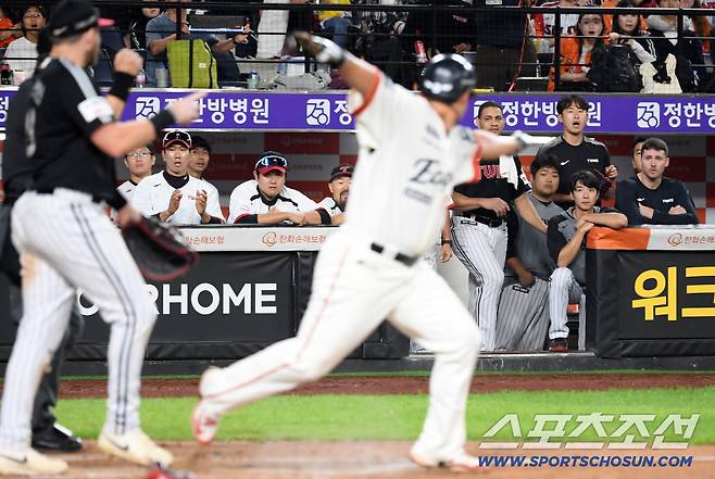 런다운에 걸린 주자 노시환이 센스로 동점을 만들자 더그아웃에서 지켜보고 있던 치리노스는 아쉬워했다.