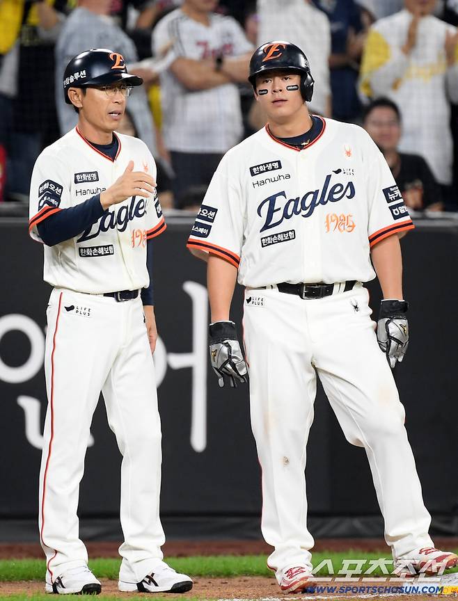 26일 대전 한화생명볼파크에서 열린 한화 이글스와 LG 트윈스의 경기. 한화 노시환이 김재걸 코치와 사인을 맞추고 있다. 대전=박재만 기자 pjm@sportschosun.com/2025.09.26/