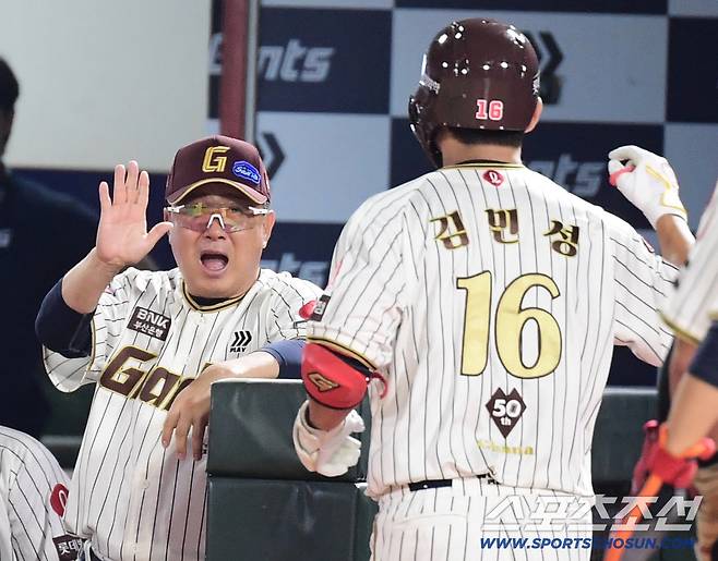 26일 부산 사직야구장에서 열린 KBO리그 롯데와 삼성의 경기. 7회말 2사 만루. 역전 만루 홈런을 날린 롯데 김민성. 부산=송정헌 기자songs@sportschosun.com/2025.09.26/