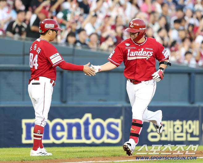 27일 서울 잠실구장에서 열린 SSG-두산전. 5회초 2사 최정이 솔로포를 친 후 조동화 코치의 축하를 받고 있다. 잠실=정재근 기자 cjg@sportschosun.com/2025.9.27/