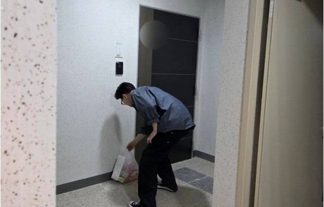 한 전 대표는 내란 특검이 법원에 청구한 공판 전 증인신문에 불출석했다. 사진은 한 전 대표가 지난 23일 경남 진주에서 치킨을 배달하고 있는 모습. /한 전 대표 SNS 갈무리